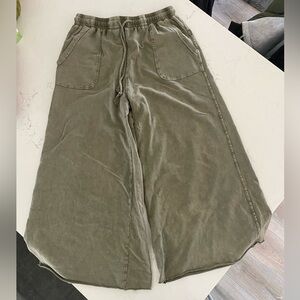 Easel Women's Olive Wide Leg drawstring Pants. Never worn. Size Large.